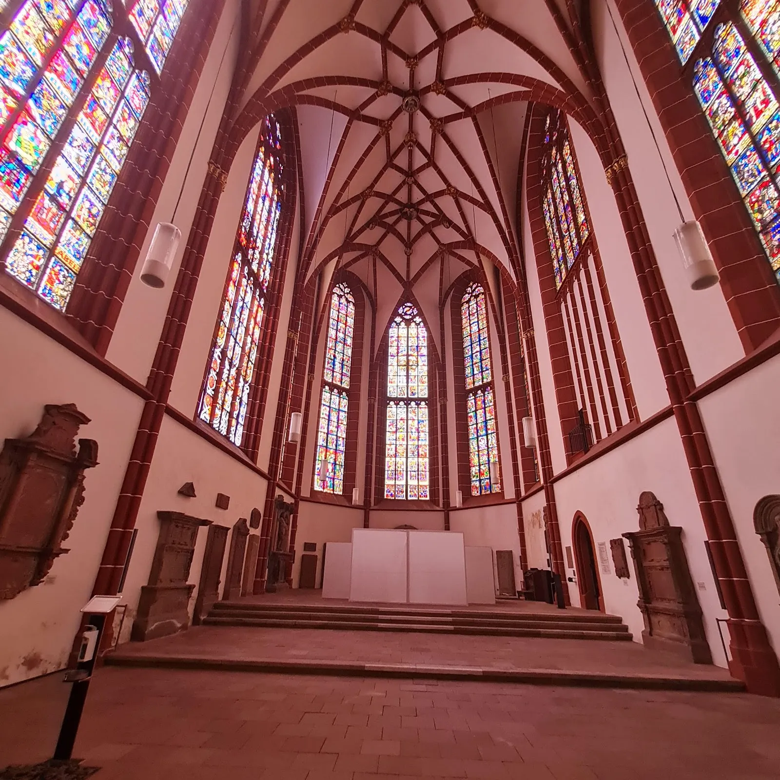 Руины замка Ландскрон над долиной Рейна