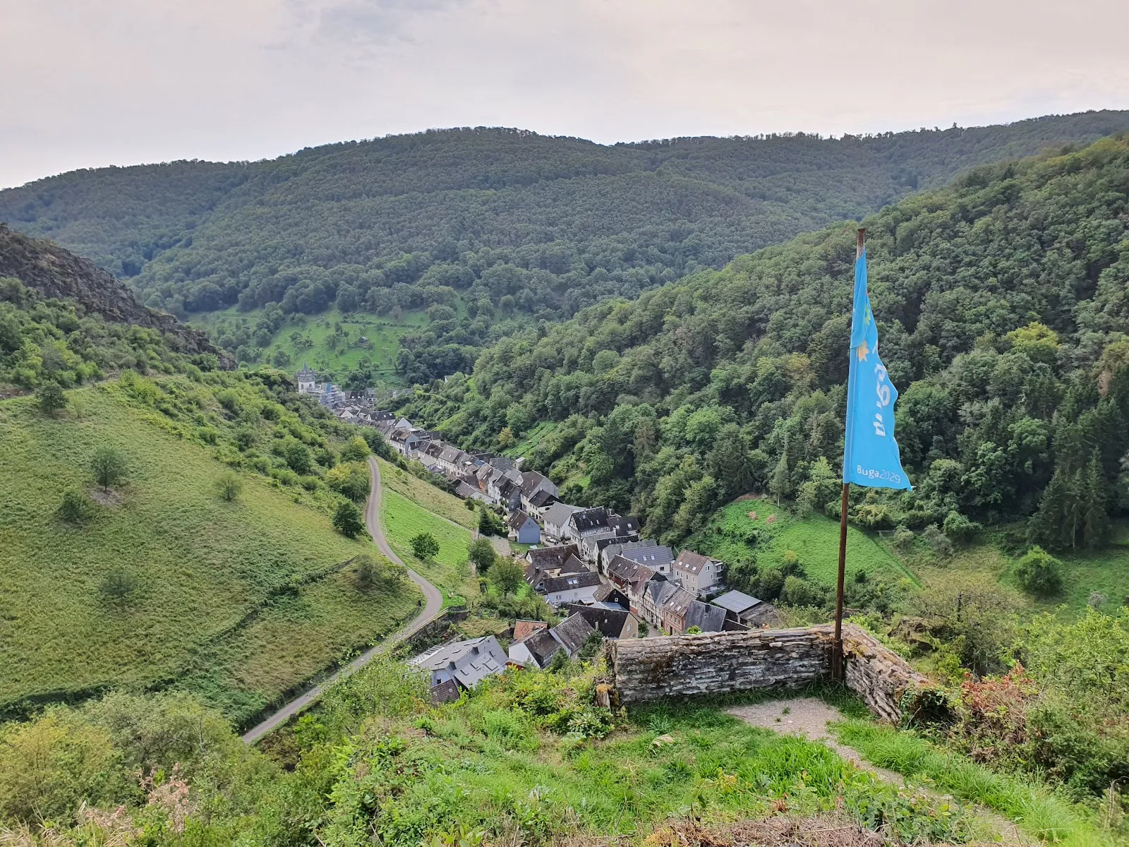 Руины замка Штальберг на вершине холма с видом на долину Рейна