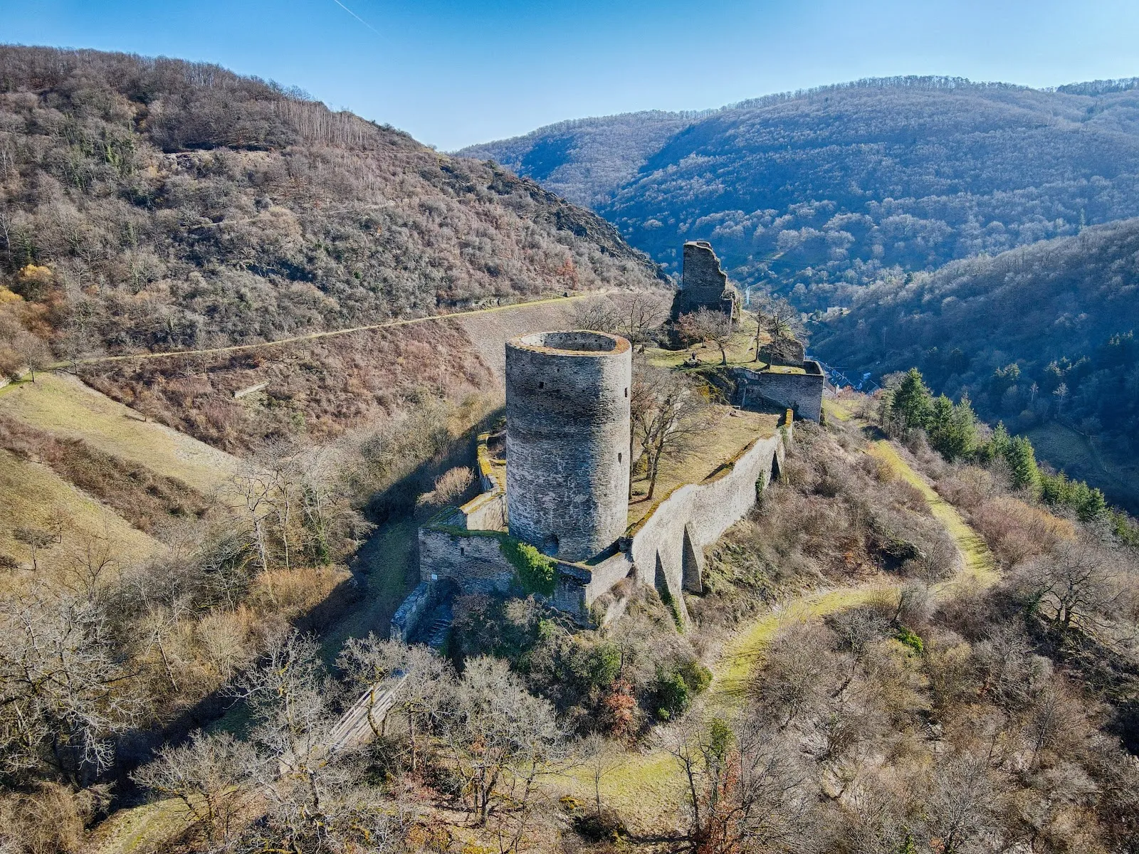 Руины замка Штальберг на вершине холма с видом на долину Рейна