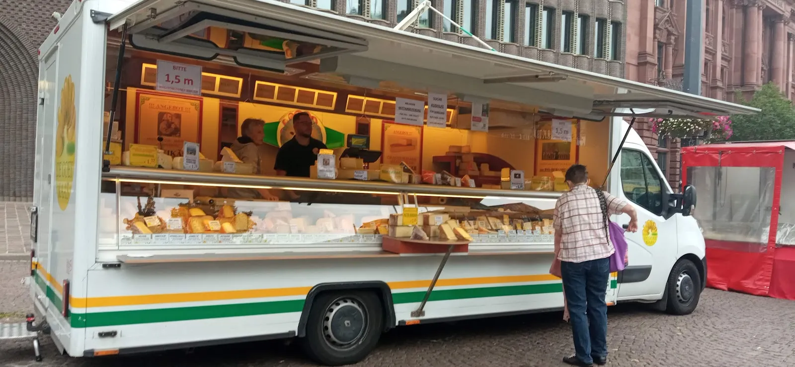 Еженедельный рынок Домсхоф в Бремене с продуктами и товарами