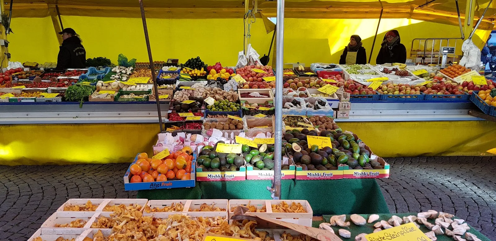 Еженедельный рынок Домсхоф в Бремене с продуктами и товарами