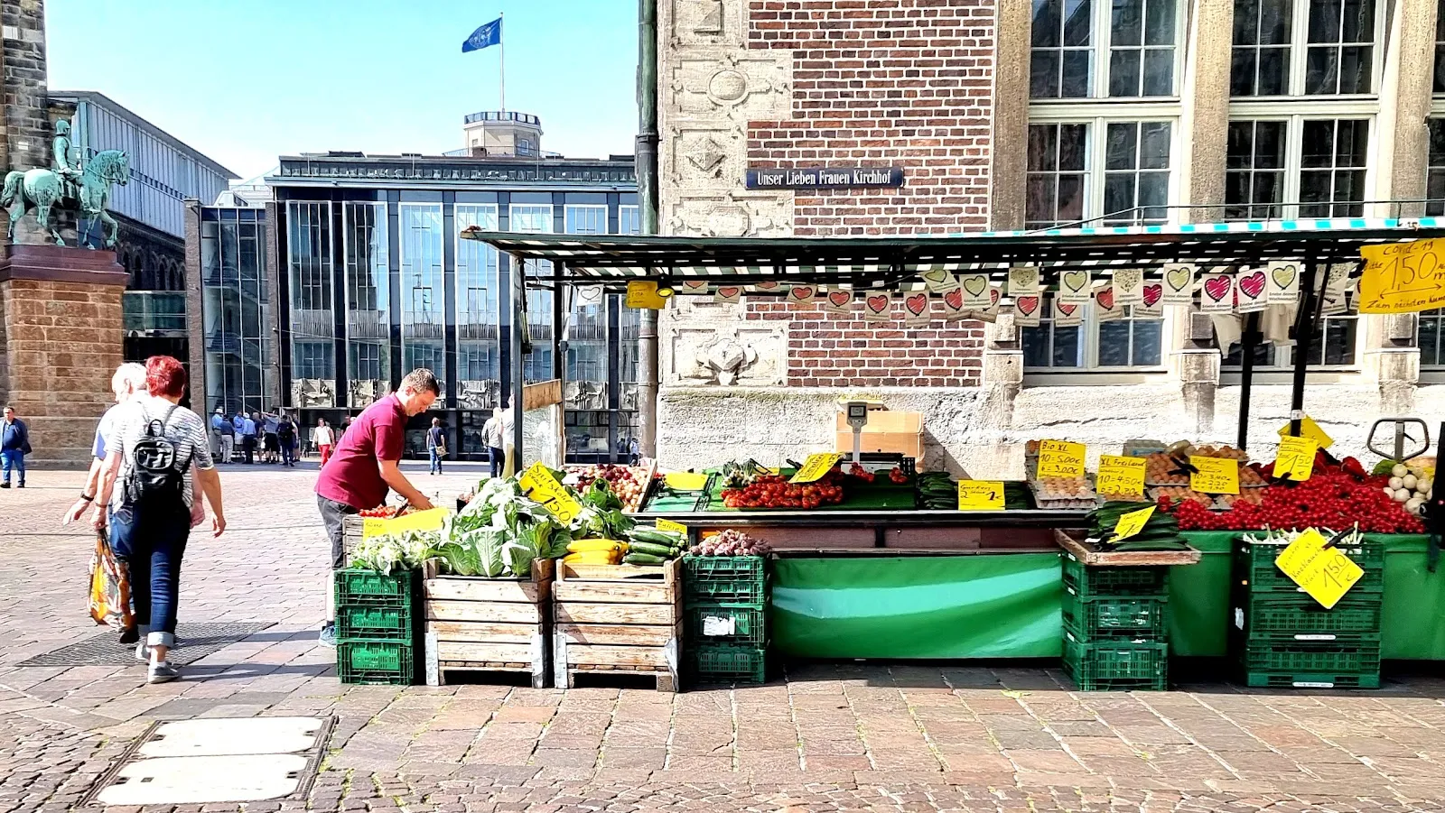Еженедельный рынок Домсхоф в Бремене с продуктами и товарами