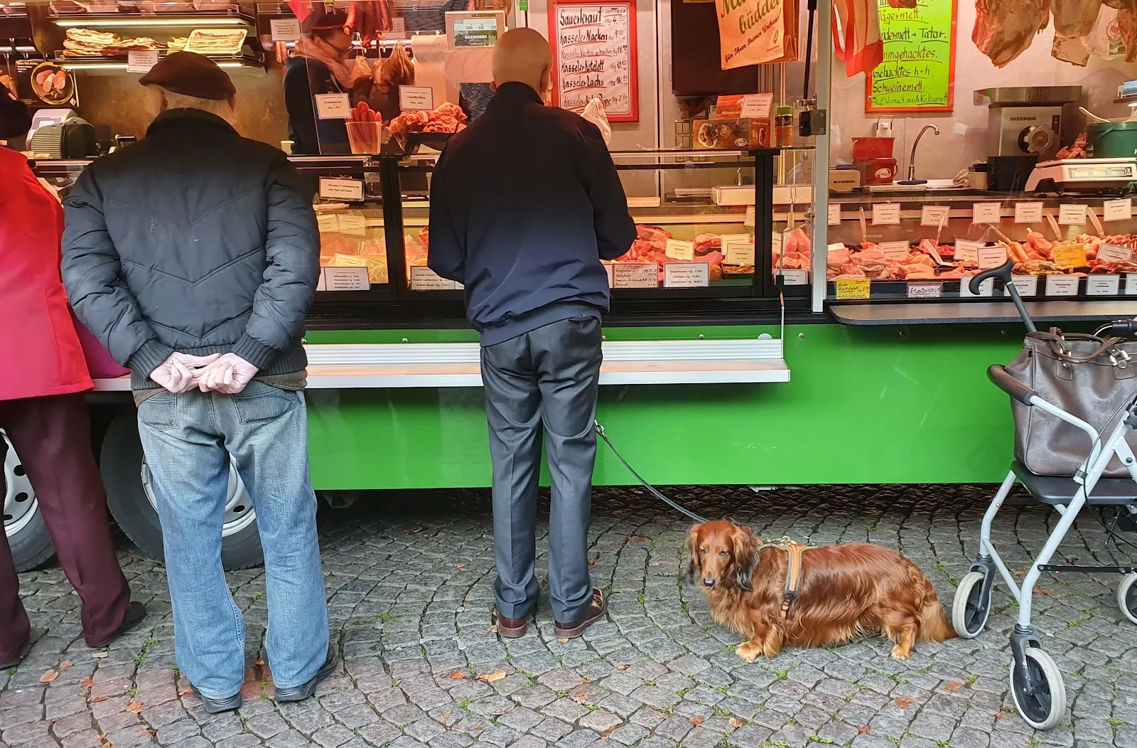 Еженедельный рынок Домсхоф в Бремене с продуктами и товарами