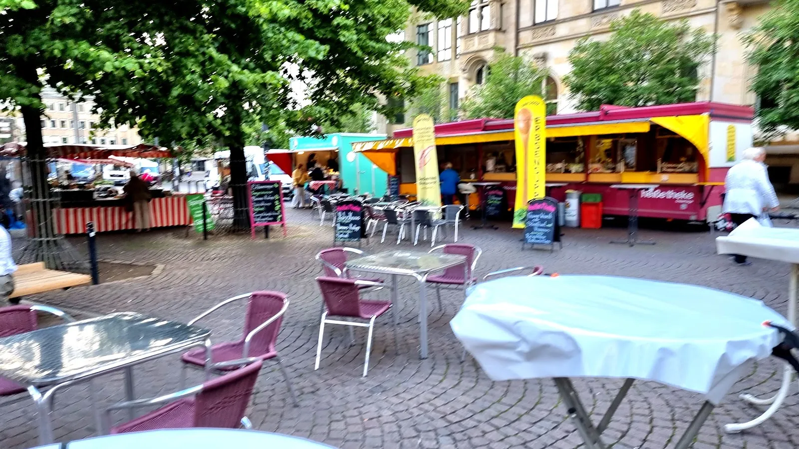 Еженедельный рынок Домсхоф в Бремене с продуктами и товарами