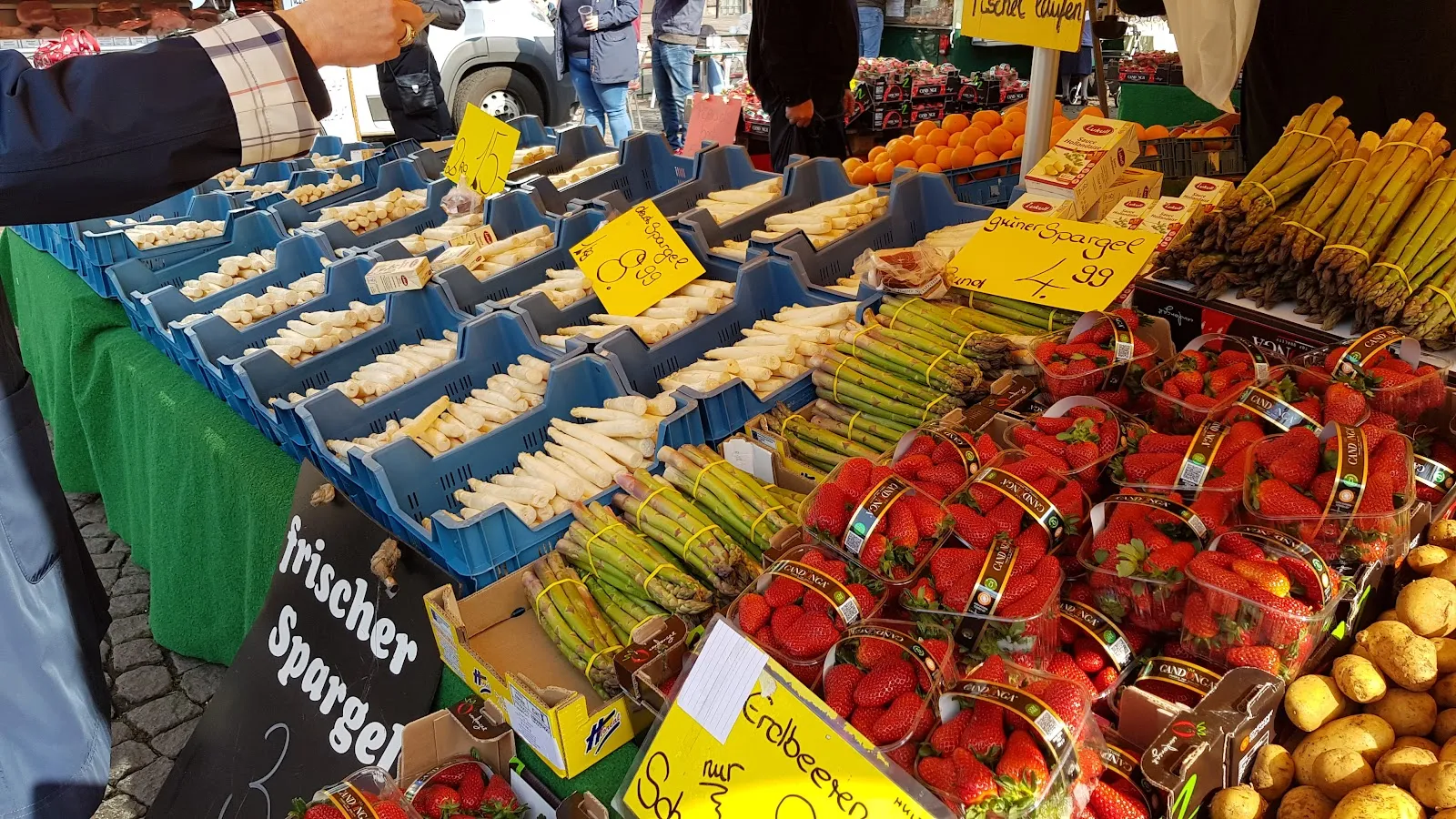 Еженедельный рынок Домсхоф в Бремене с продуктами и товарами