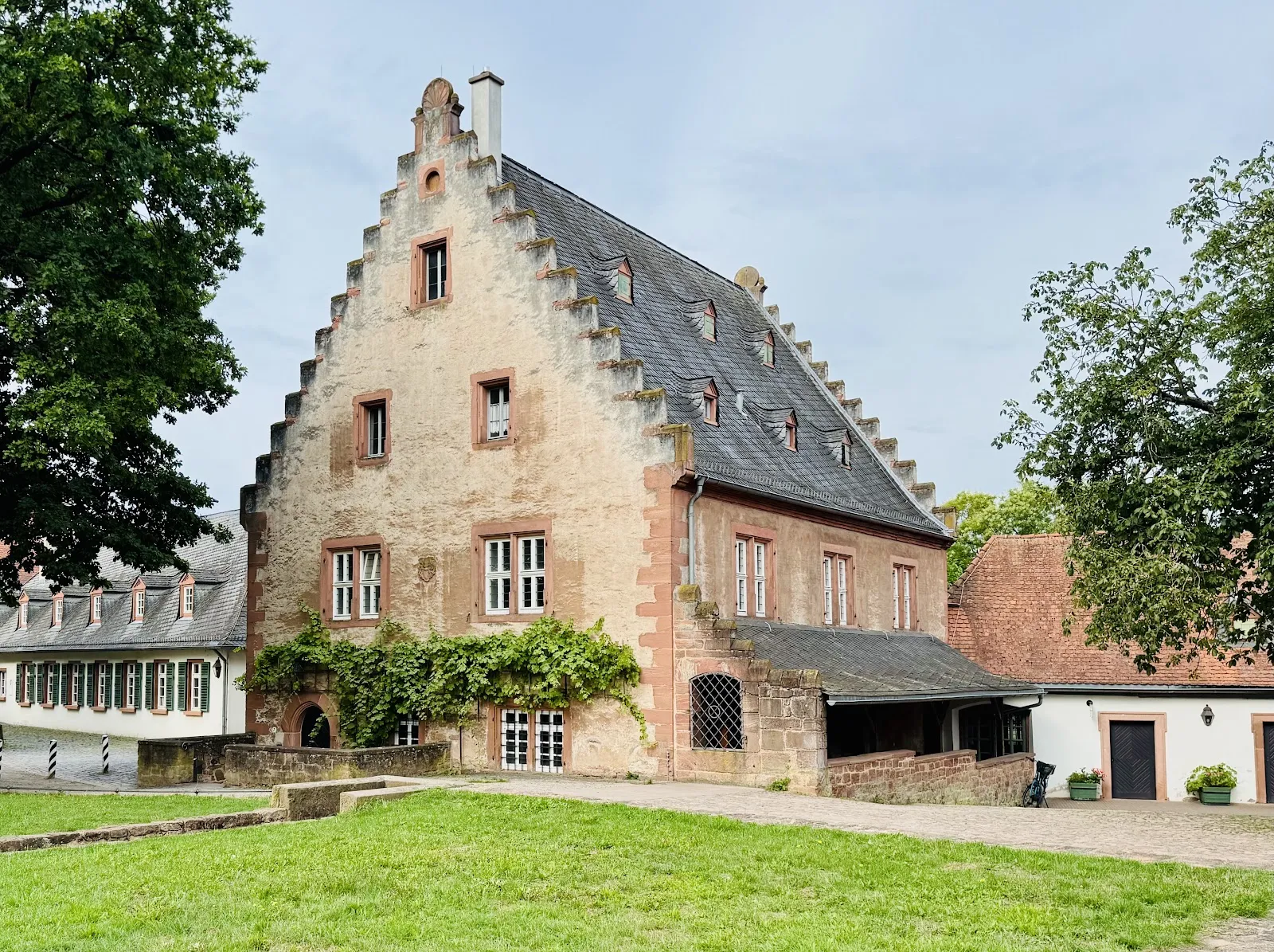 Вывеска с названием монастыря Селигенштадт на фоне исторического здания.