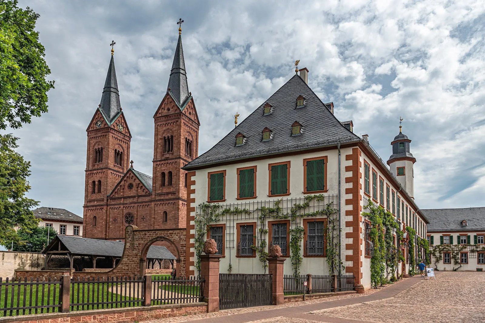 Вывеска с названием монастыря Селигенштадт на фоне исторического здания.