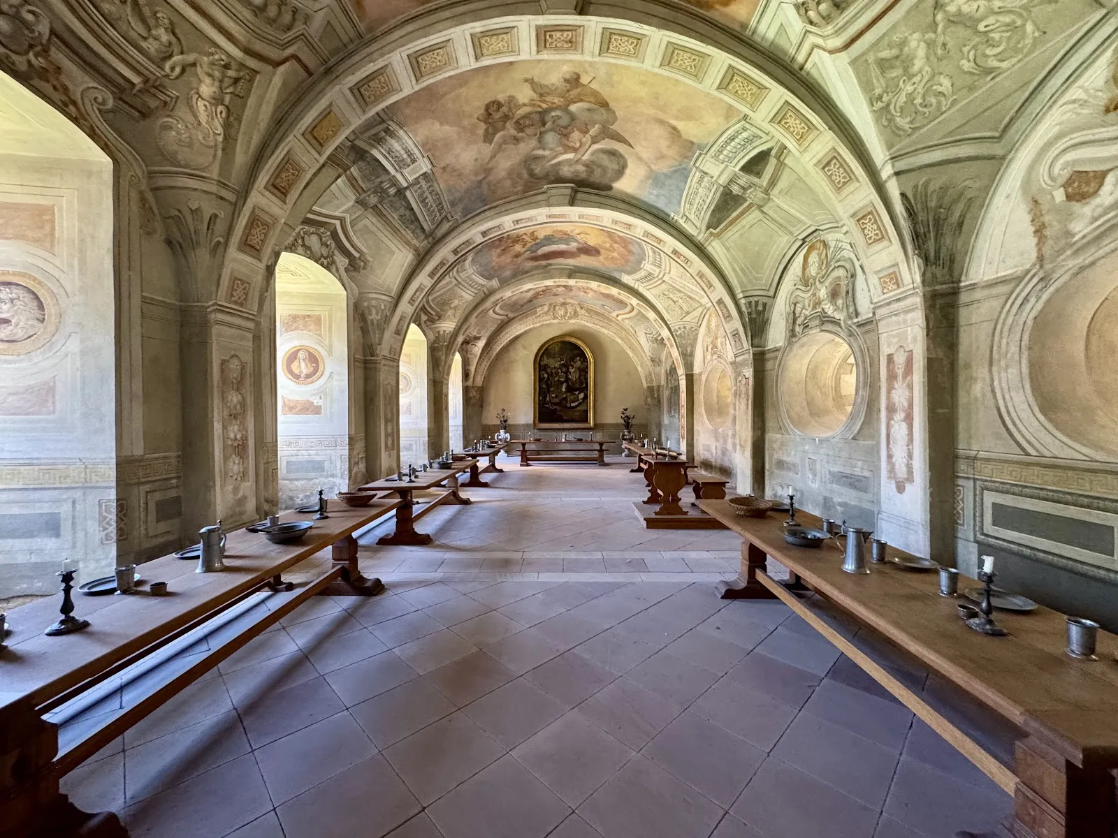 Вывеска с названием монастыря Селигенштадт на фоне исторического здания.