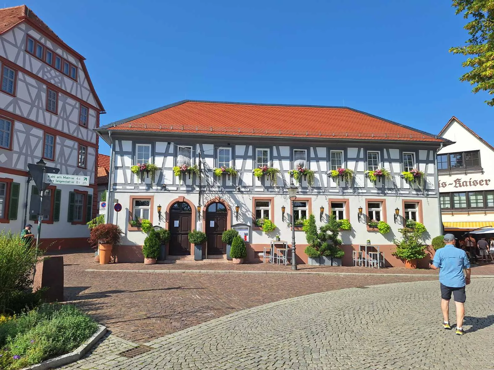 Вывеска с названием монастыря Селигенштадт на фоне исторического здания.