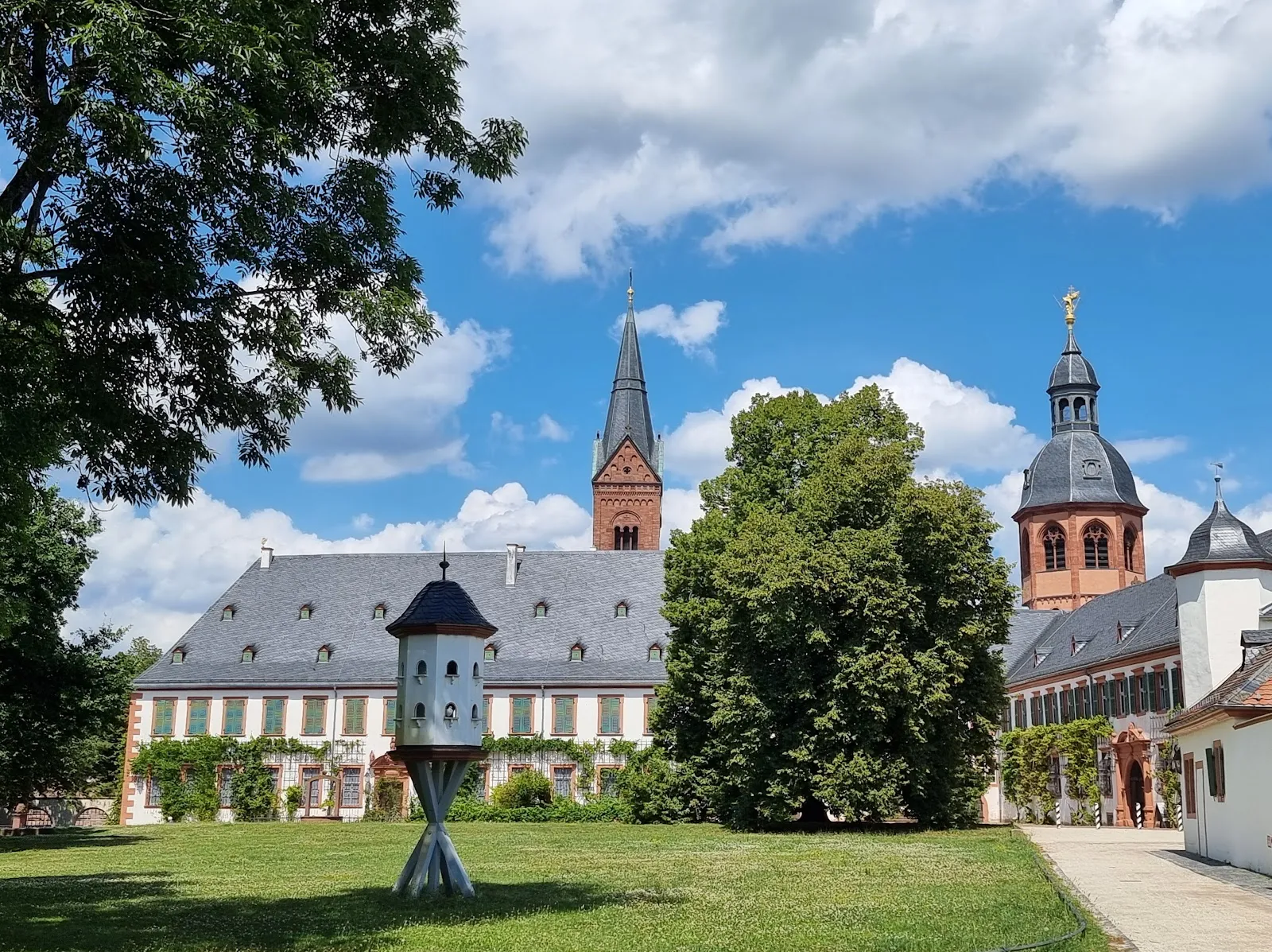 Вывеска с названием монастыря Селигенштадт на фоне исторического здания.