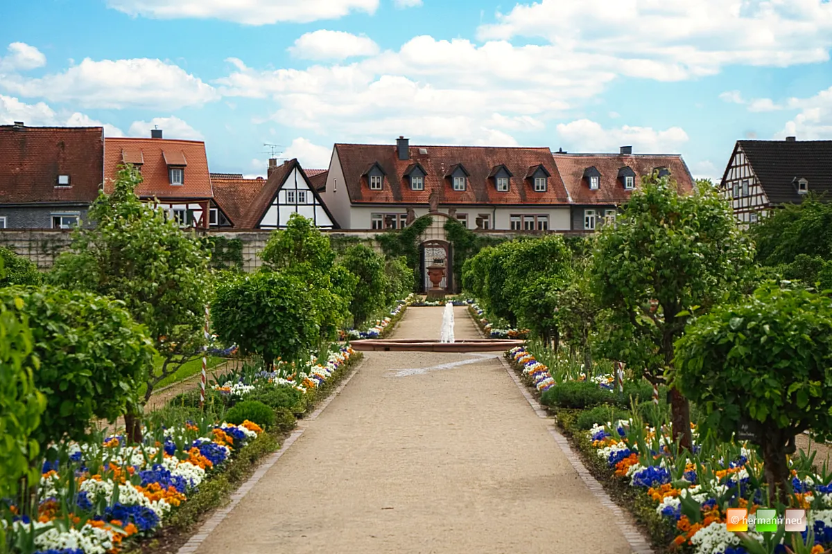 Вывеска с названием монастыря Селигенштадт на фоне исторического здания.