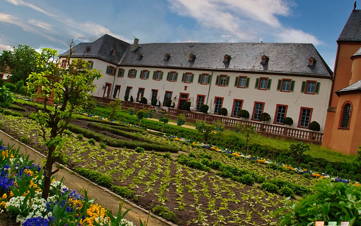 Вывеска с названием монастыря Селигенштадт на фоне исторического здания.