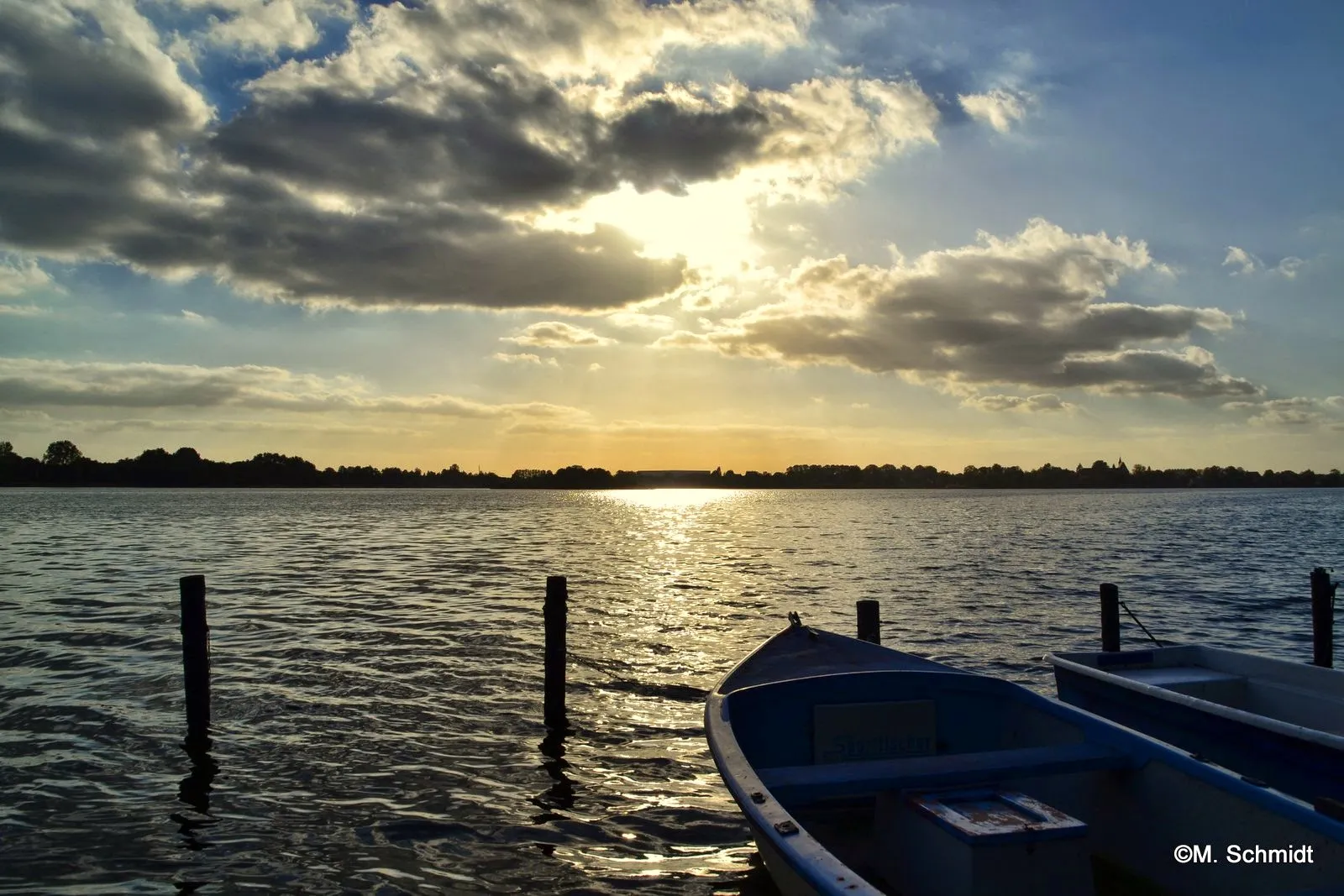 Озеро Шаальзее с зелеными холмами на берегу
