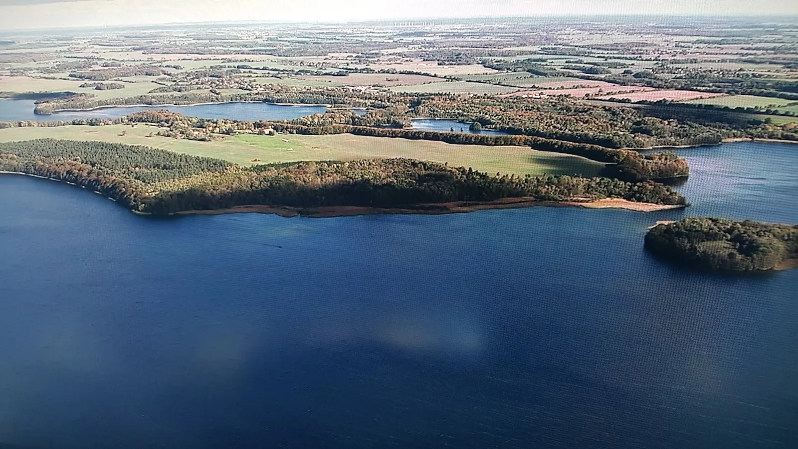 Озеро Шаальзее с зелеными холмами на берегу