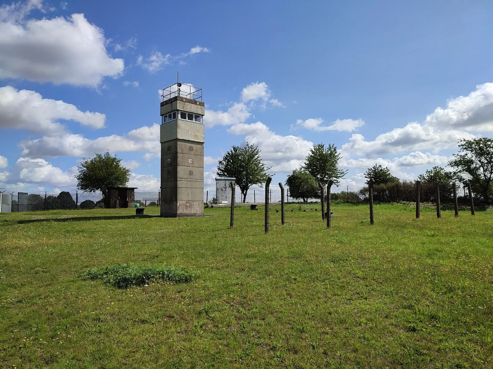 Озеро Шаальзее с зелеными холмами на берегу