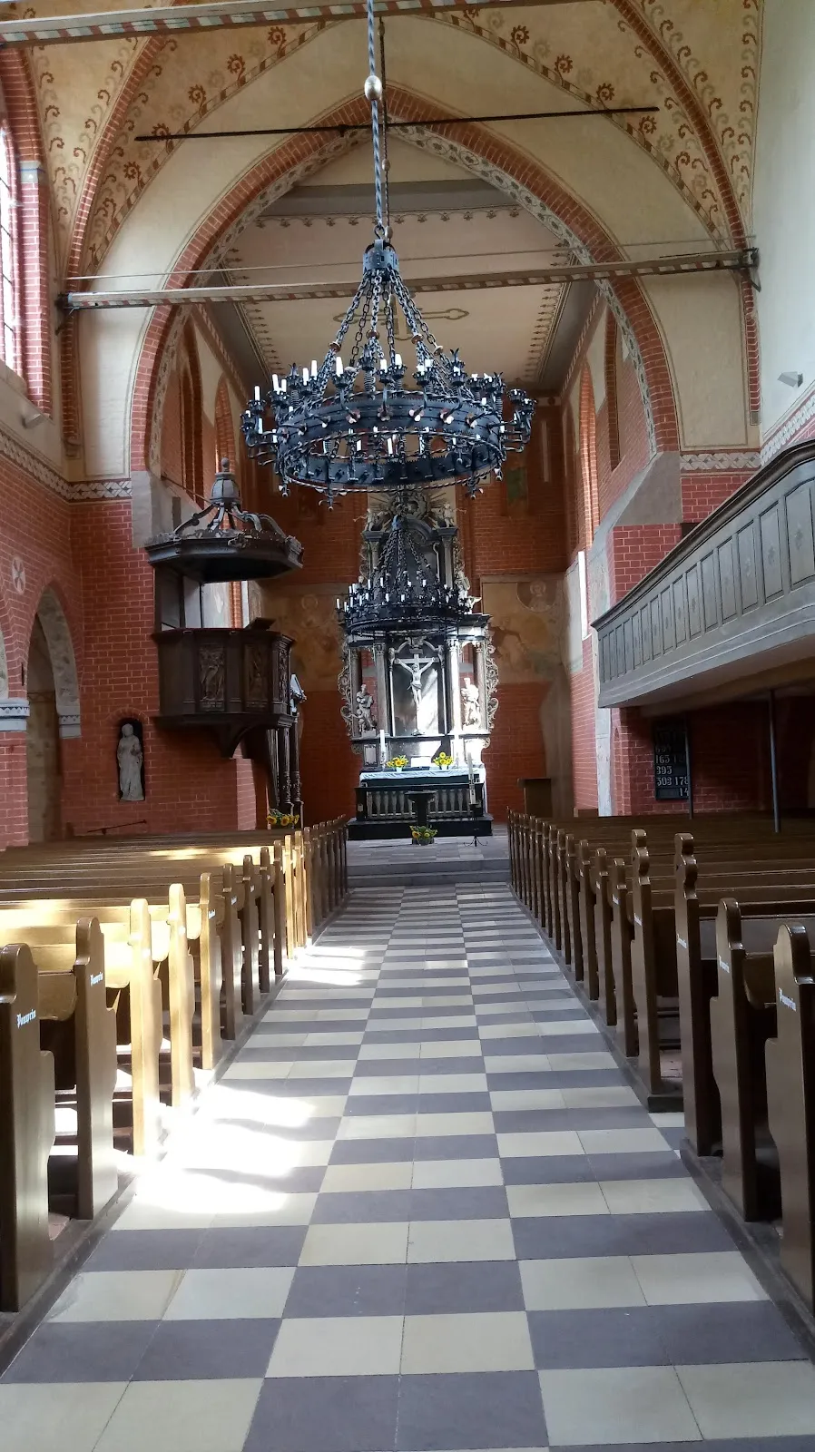 Озеро Шаальзее с зелеными холмами на берегу