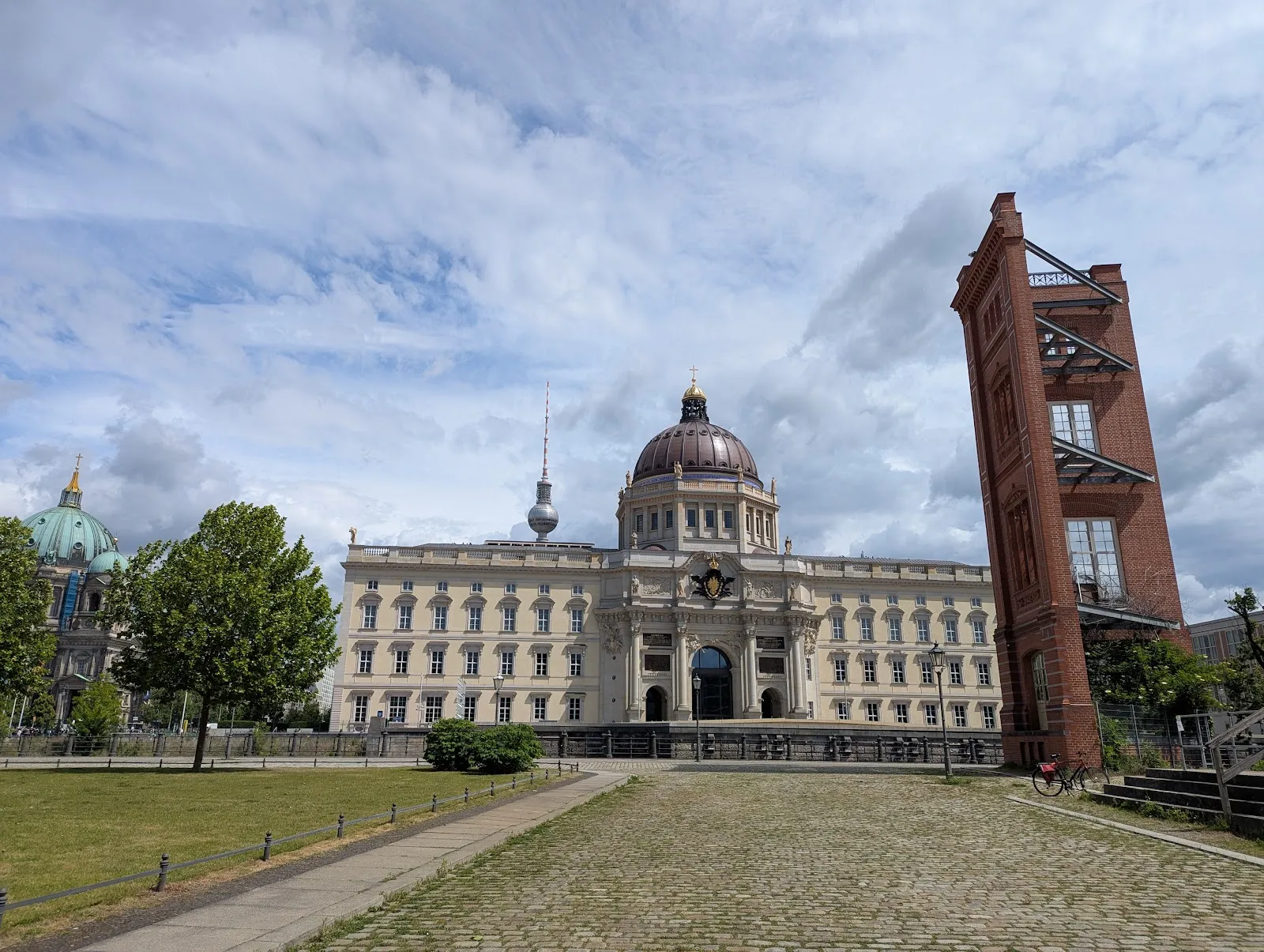 Площадь Шинкельплац в Берлине с видами на Берлинский кафедральный собор