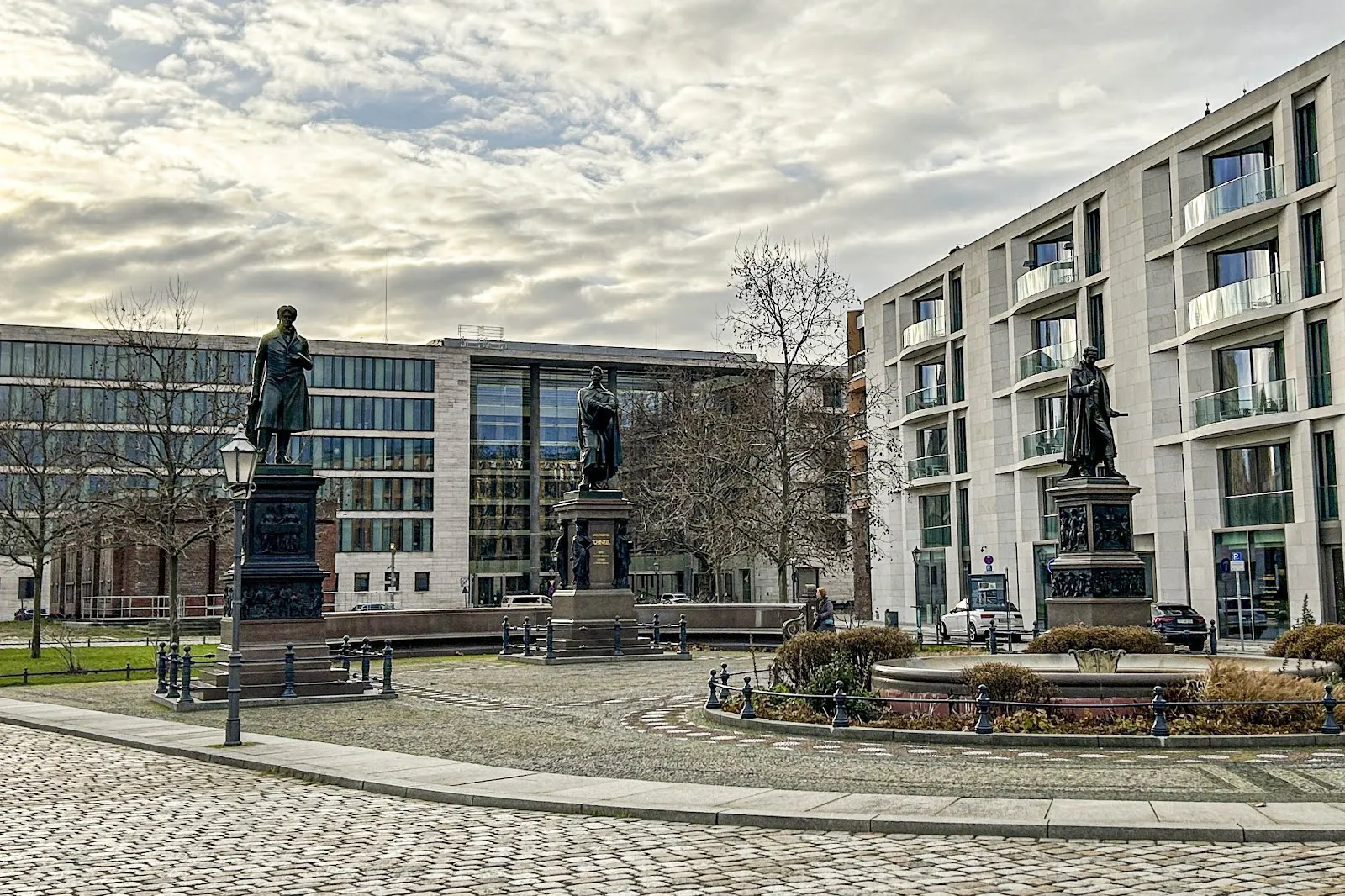 Площадь Шинкельплац в Берлине с видами на Берлинский кафедральный собор