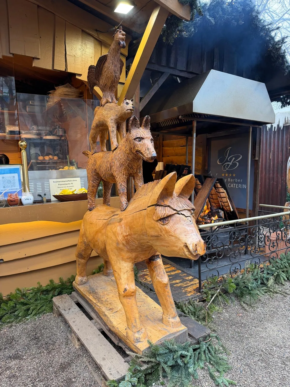 Люди гуляют по набережной Шлахте в Бремене, Германия, с магазинами и кафе.