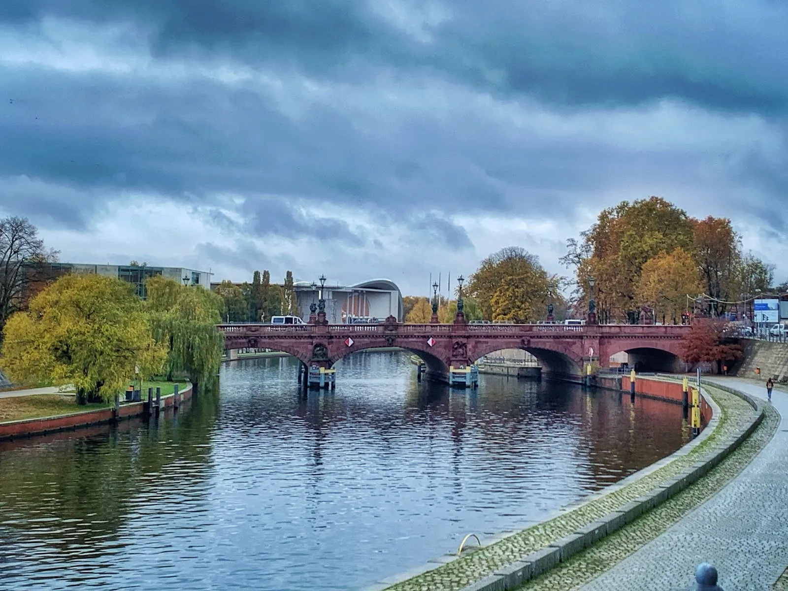 Вид на реку Шпрее с моста в Берлине