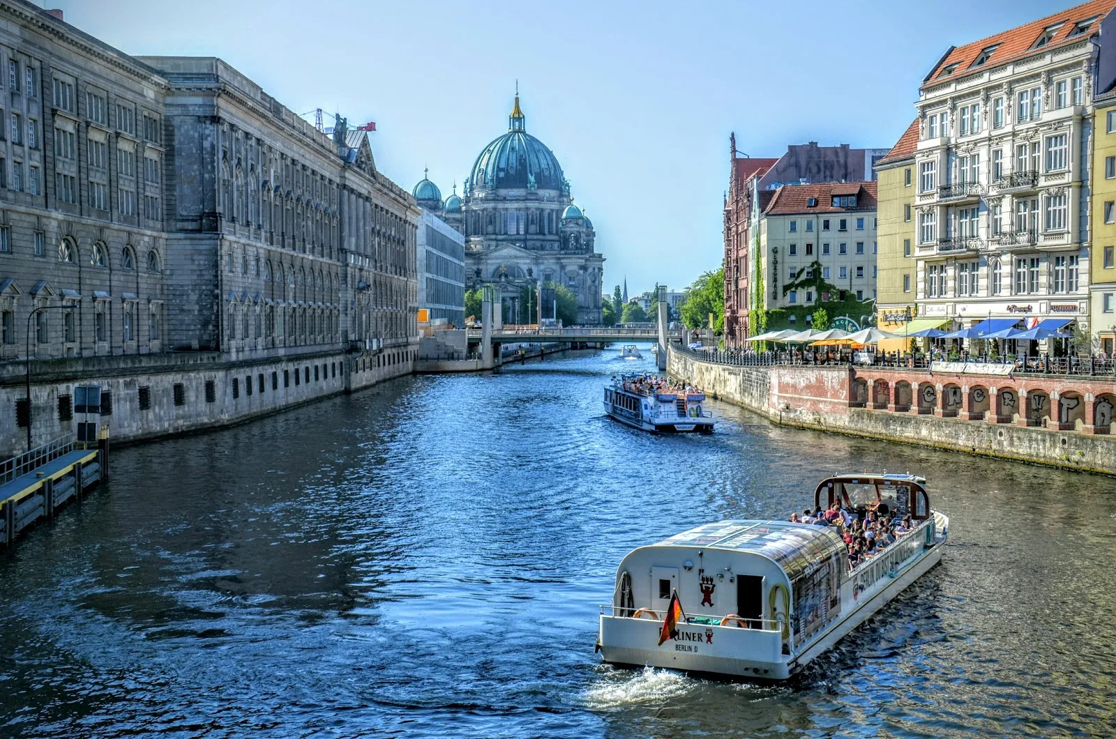 Вид на реку Шпрее с моста в Берлине