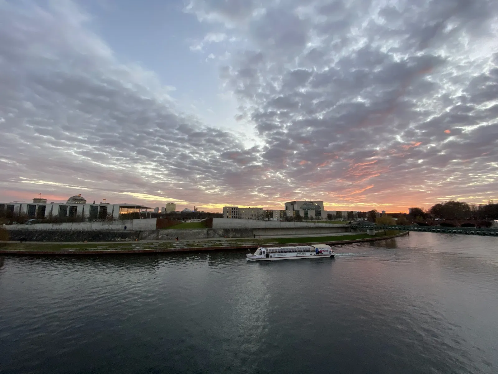 Вид на реку Шпрее с моста в Берлине