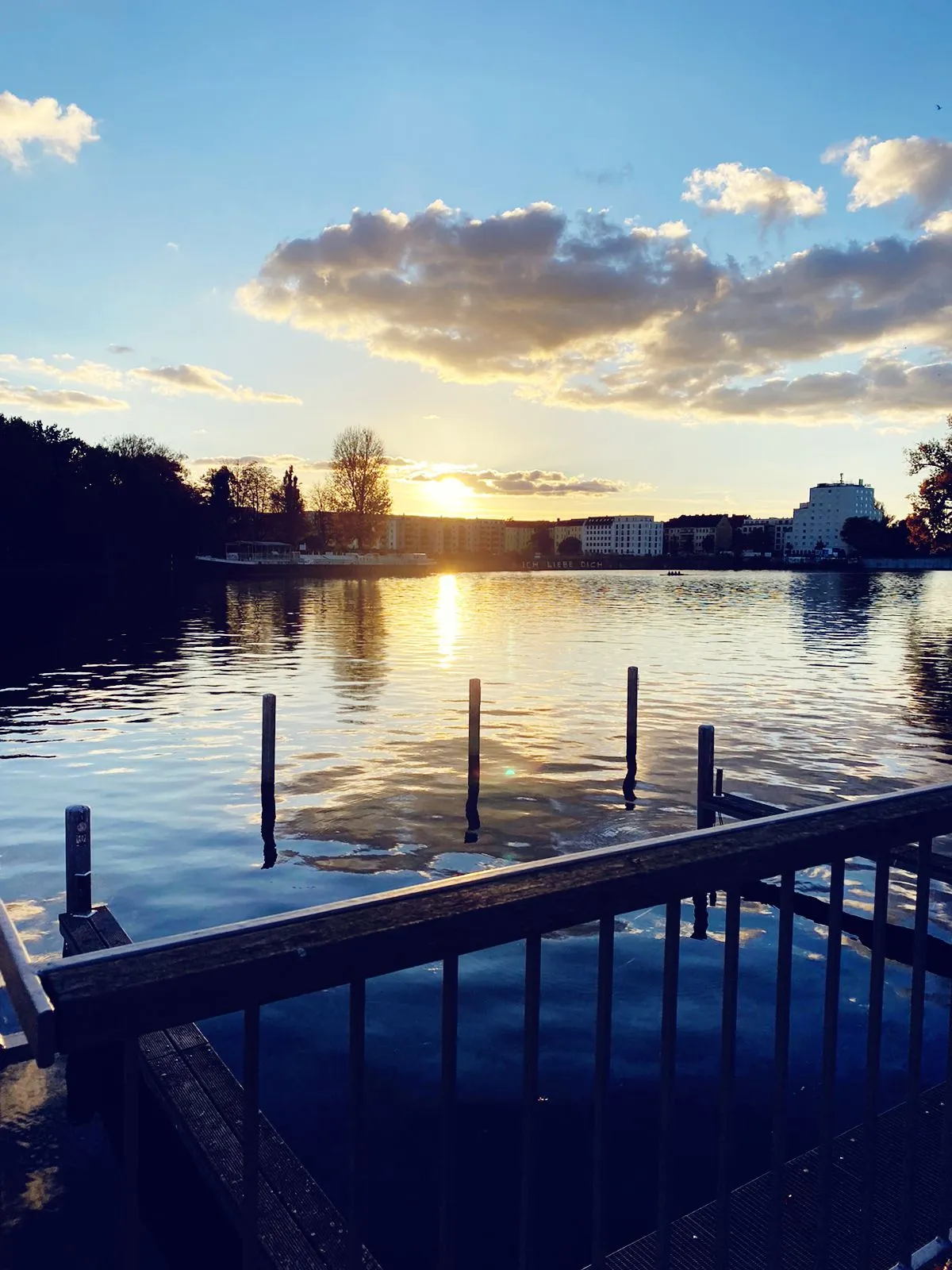 Вид на реку Шпрее с моста в Берлине