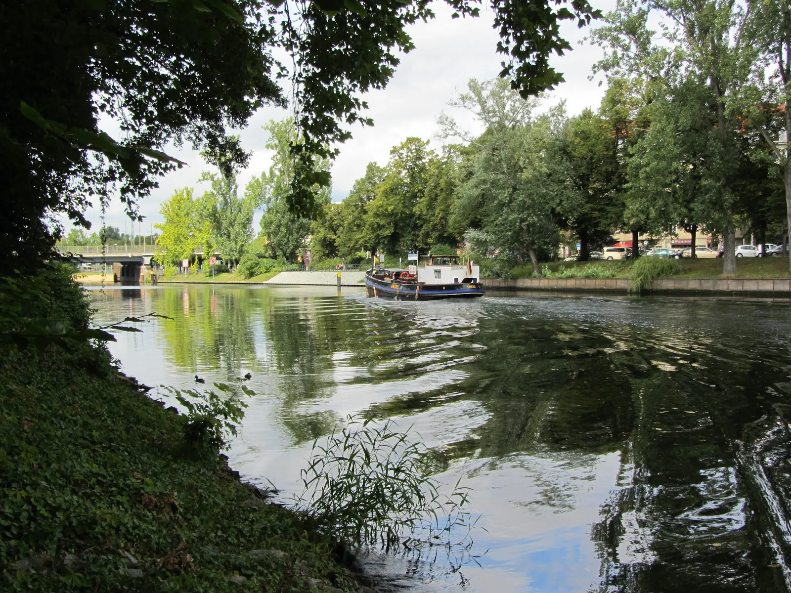 Вид на реку Шпрее с моста в Берлине