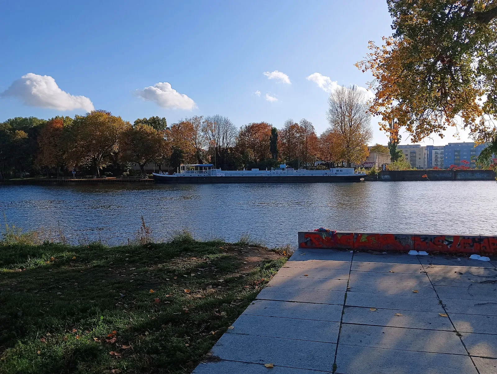 Вид на реку Шпрее с моста в Берлине