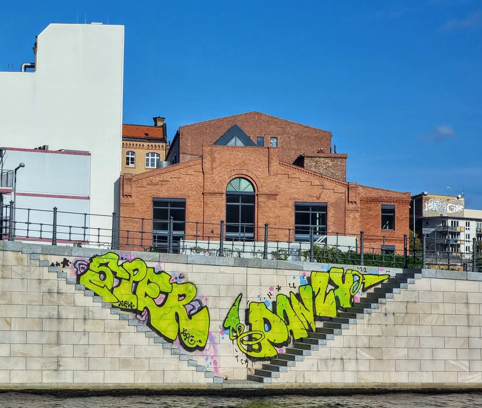 Вид на реку Шпрее с моста в Берлине