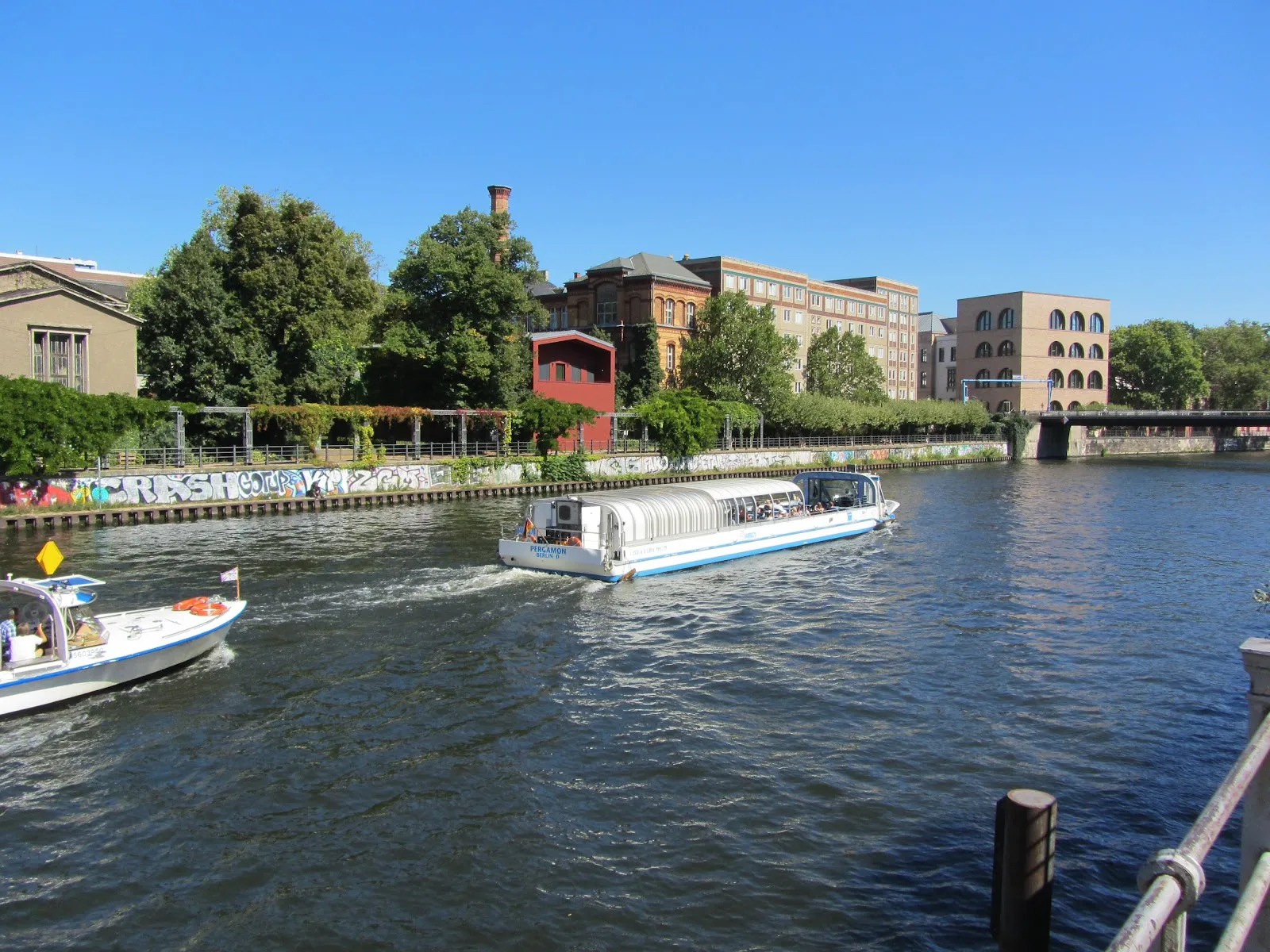 Вид на реку Шпрее с моста в Берлине