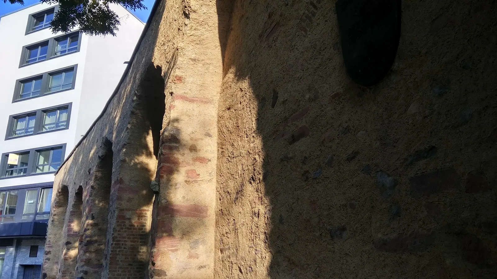 Штауфенмауэр, средневековая городская стена во Франкфурте-на-Майне, Германия