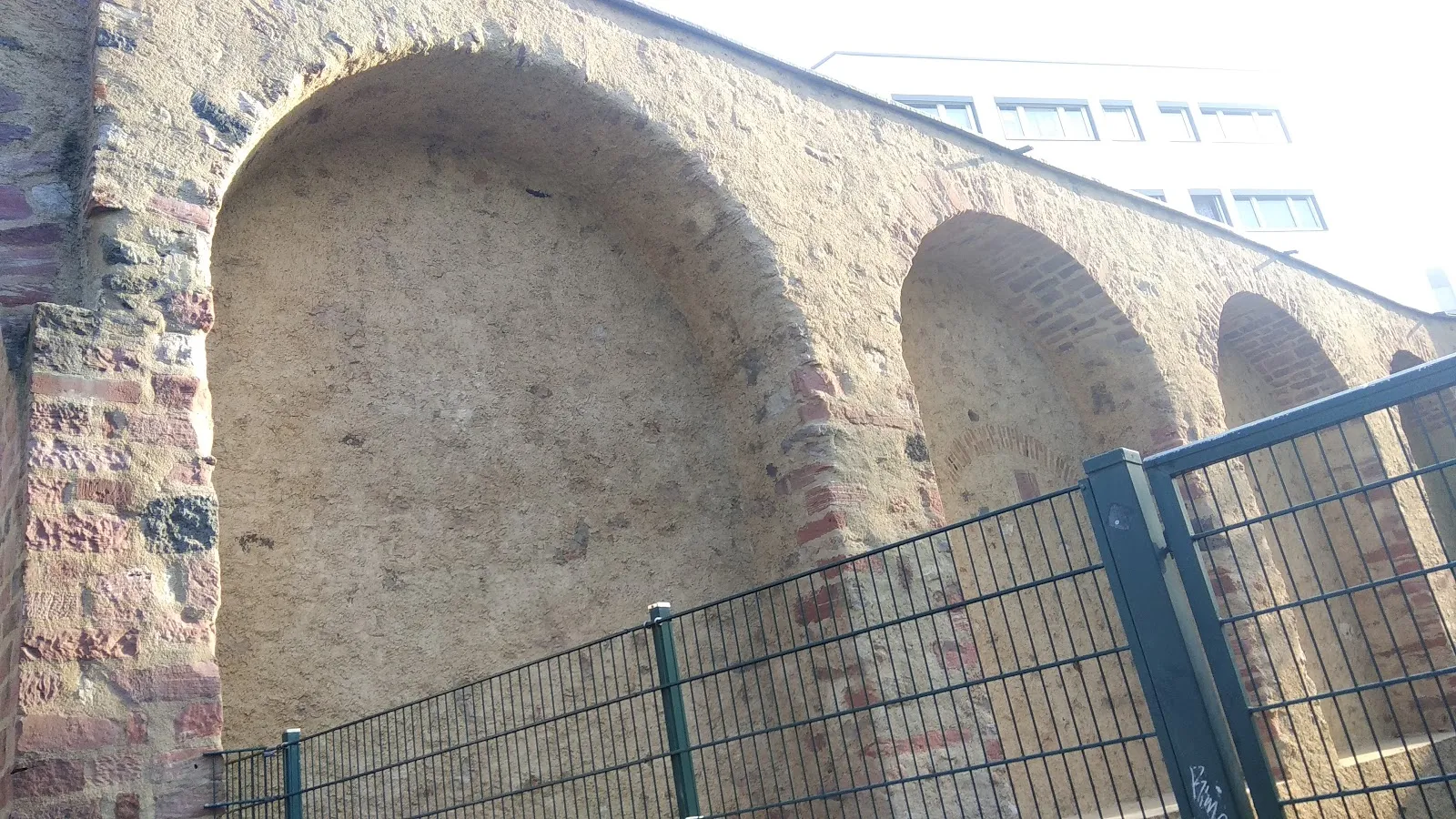 Штауфенмауэр, средневековая городская стена во Франкфурте-на-Майне, Германия