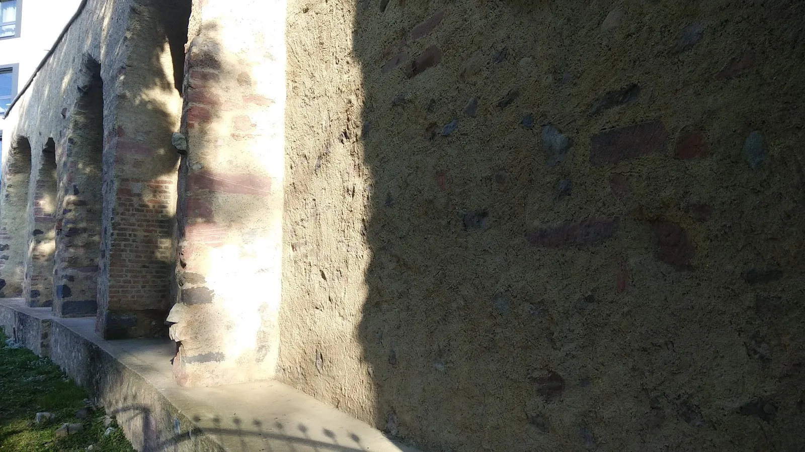 Штауфенмауэр, средневековая городская стена во Франкфурте-на-Майне, Германия