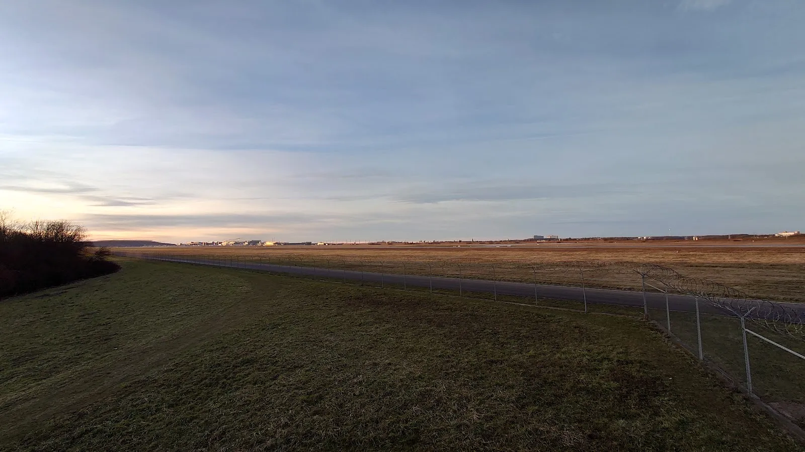 Вид на озеро Штеппах-Штаузее с зелеными берегами