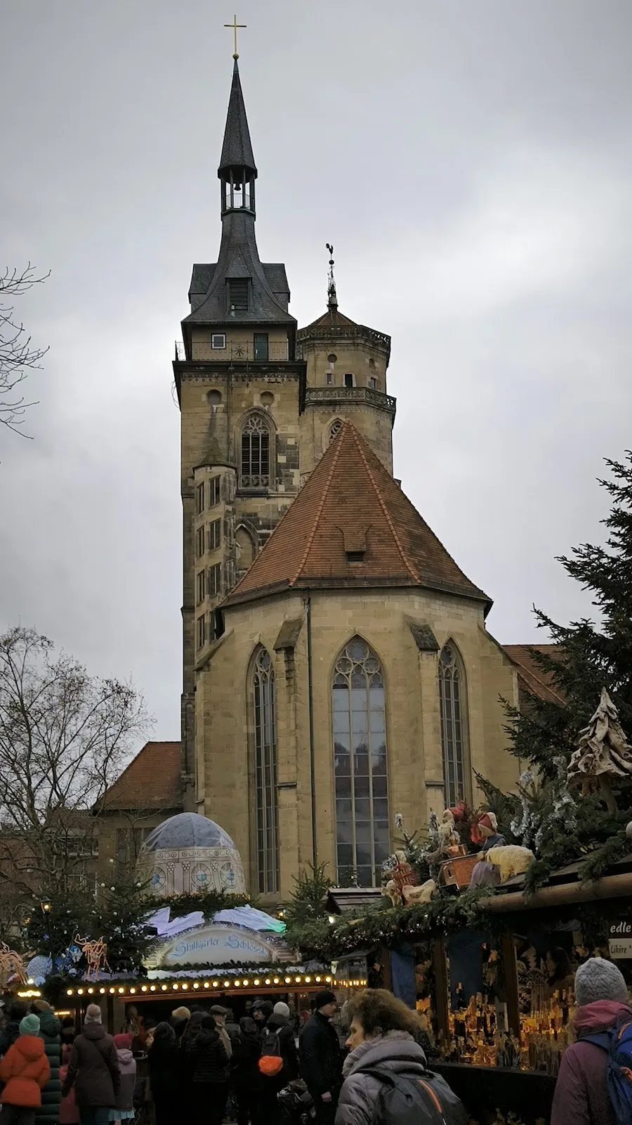 Вид на Штифтскирхе, историческую церковь в Штутгарте