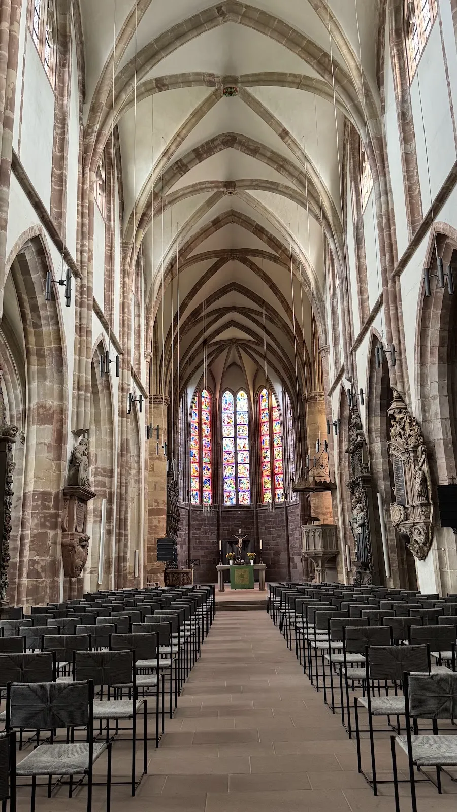 Внешний вид Штифтскирхе Св. Арнуаль с колокольней