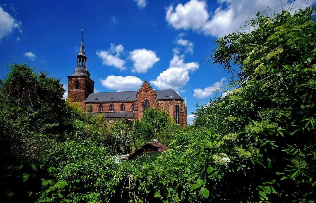 Внешний вид Штифтскирхе Св. Арнуаль с колокольней