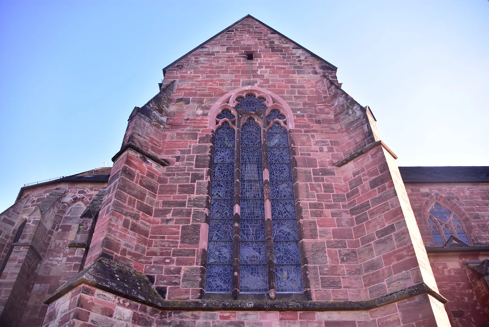 Внешний вид Штифтскирхе Св. Арнуаль с колокольней