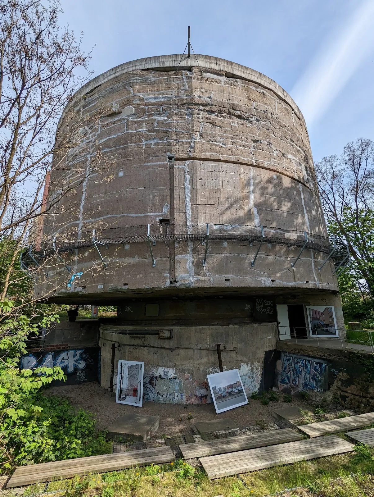 Бетонное сооружение Швербеластунгскёрпер в Берлине