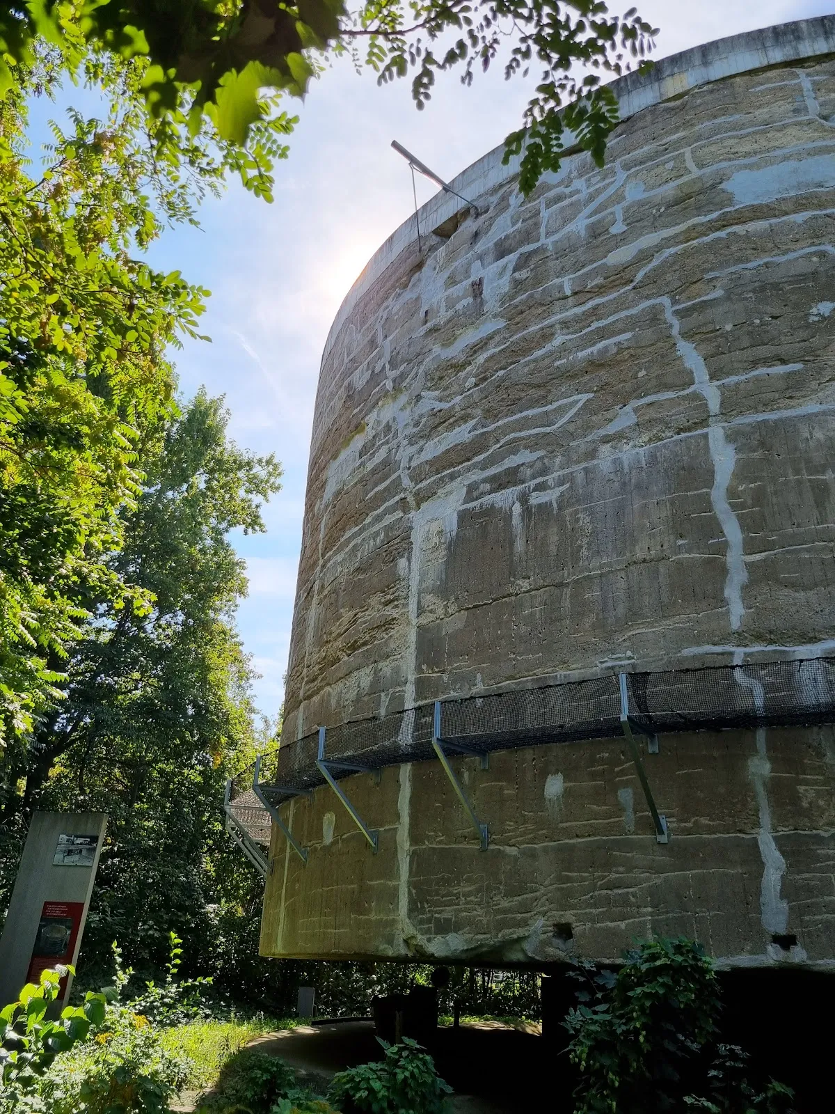 Бетонное сооружение Швербеластунгскёрпер в Берлине