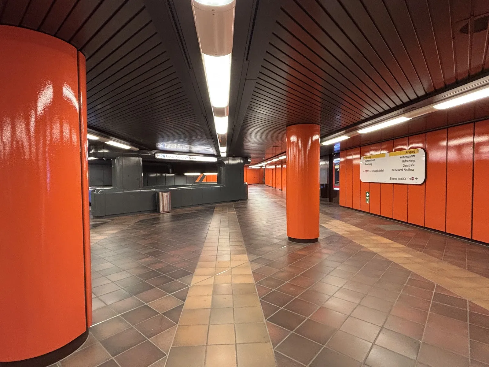 Ландшафт Сименсдамм в Берлине с деревьями и прудом