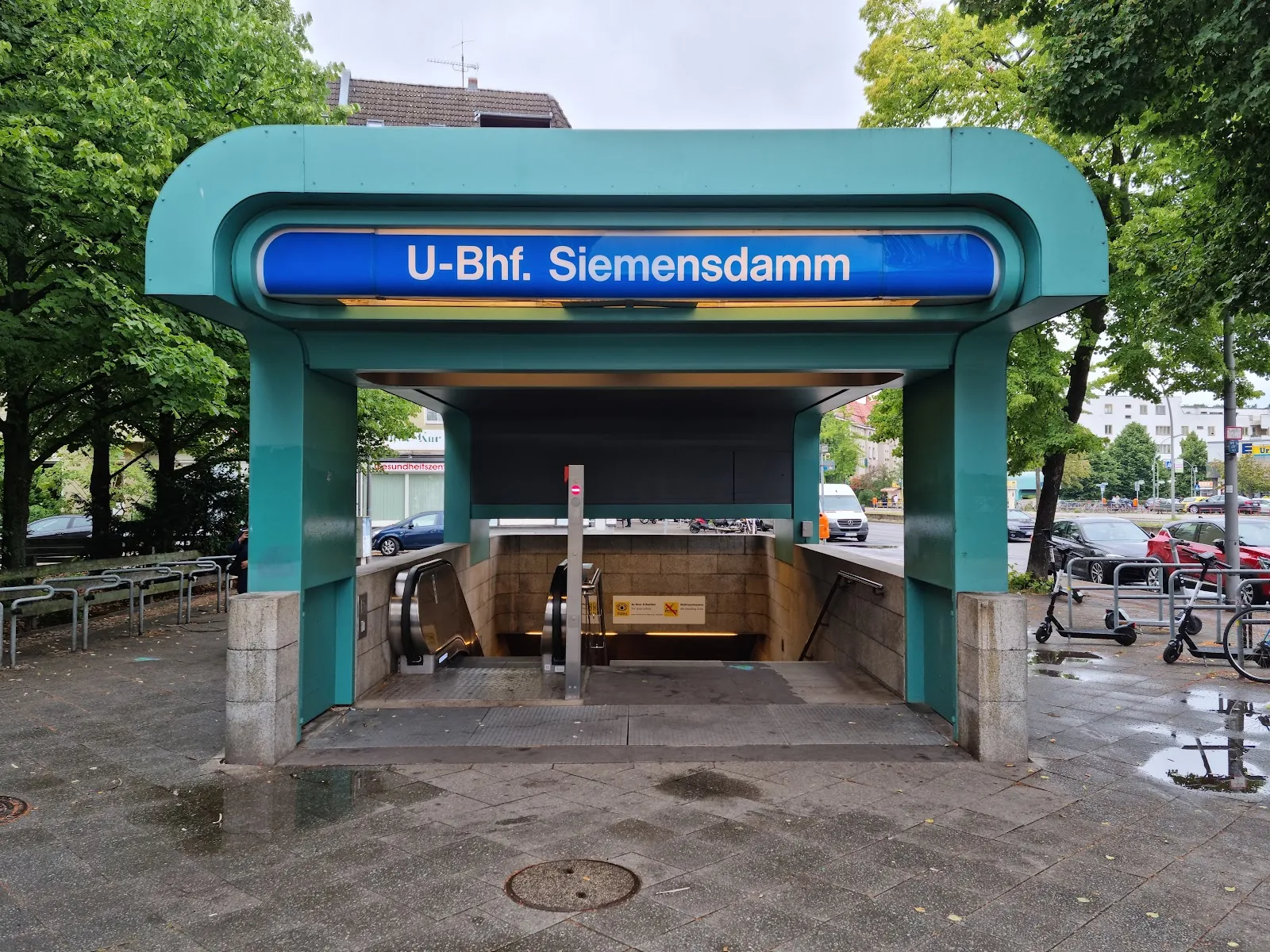 Ландшафт Сименсдамм в Берлине с деревьями и прудом