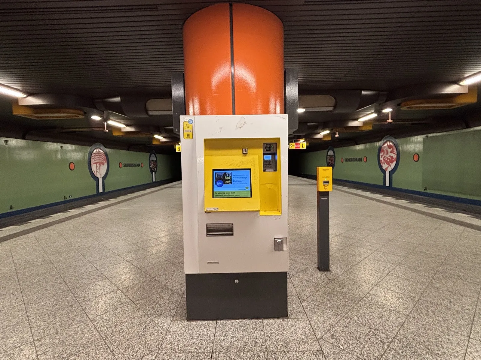 Ландшафт Сименсдамм в Берлине с деревьями и прудом