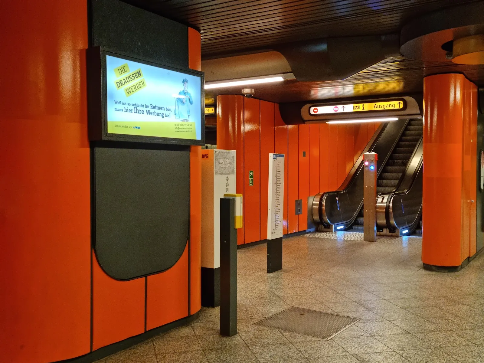 Ландшафт Сименсдамм в Берлине с деревьями и прудом