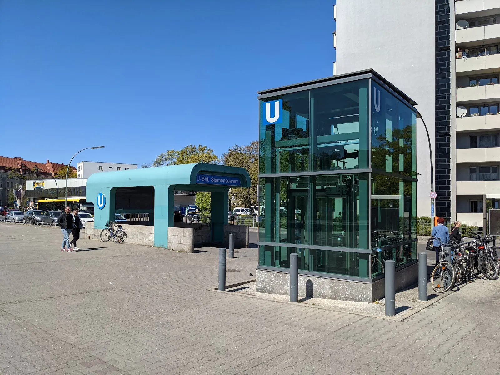 Ландшафт Сименсдамм в Берлине с деревьями и прудом