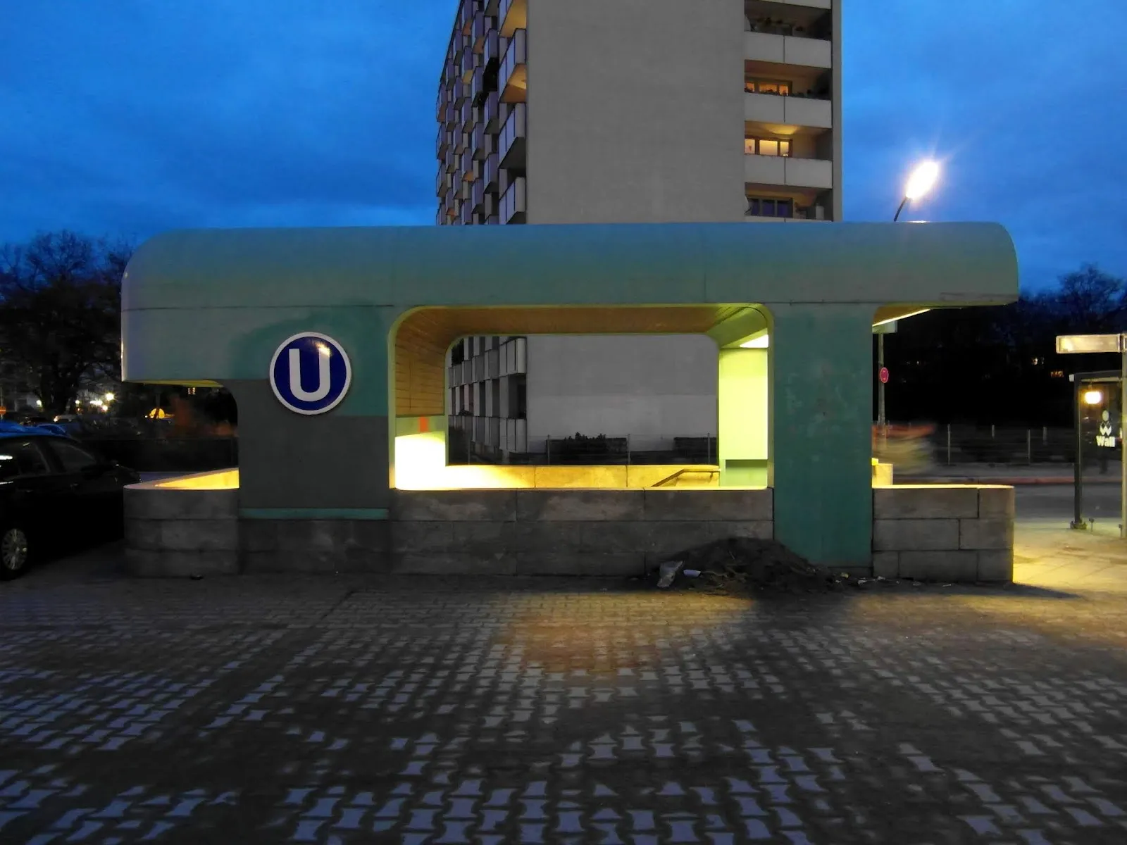 Ландшафт Сименсдамм в Берлине с деревьями и прудом