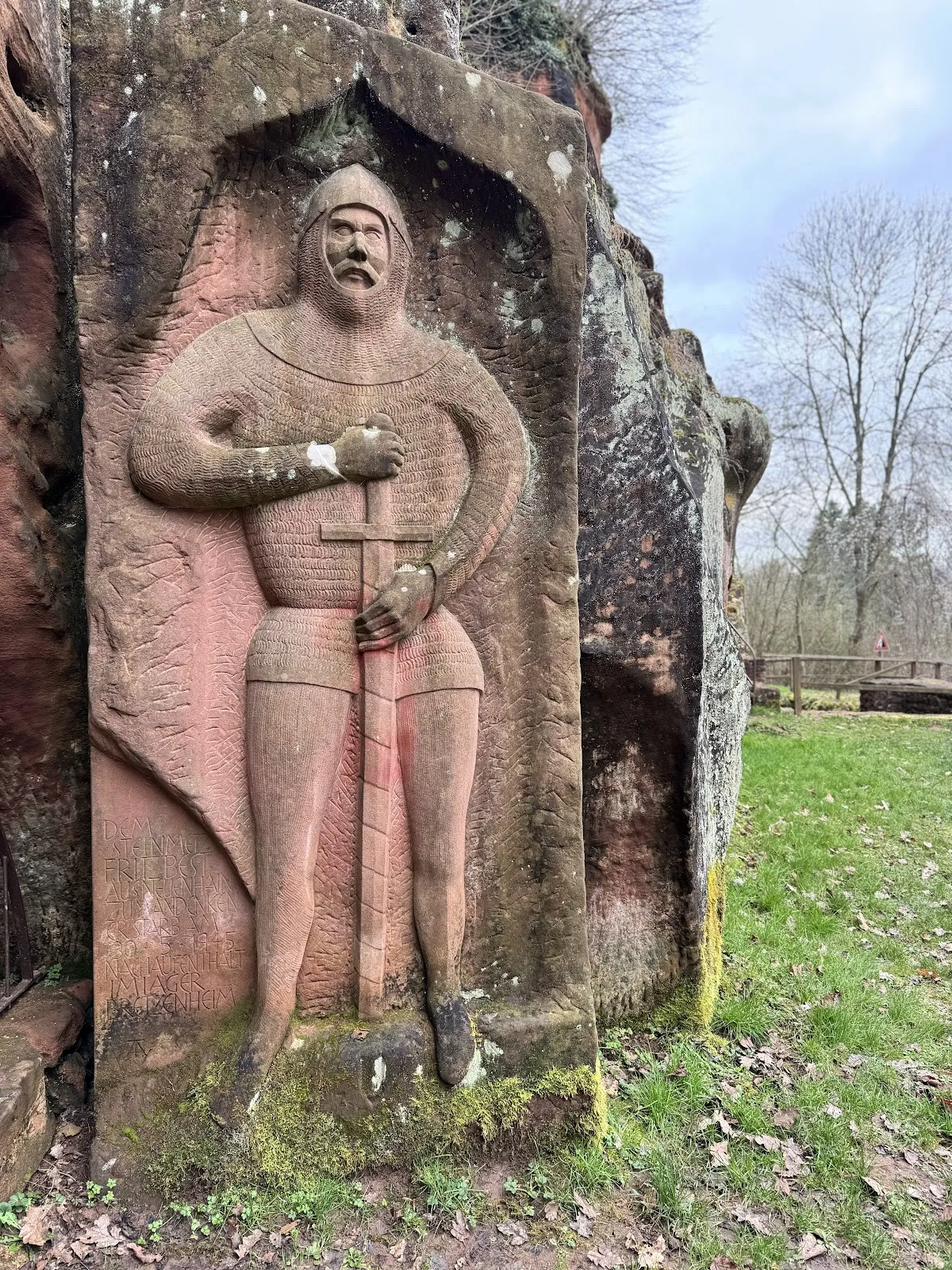 Вид на Скалу-Эрмитаж, монастырь, высеченный в скале, в Германии