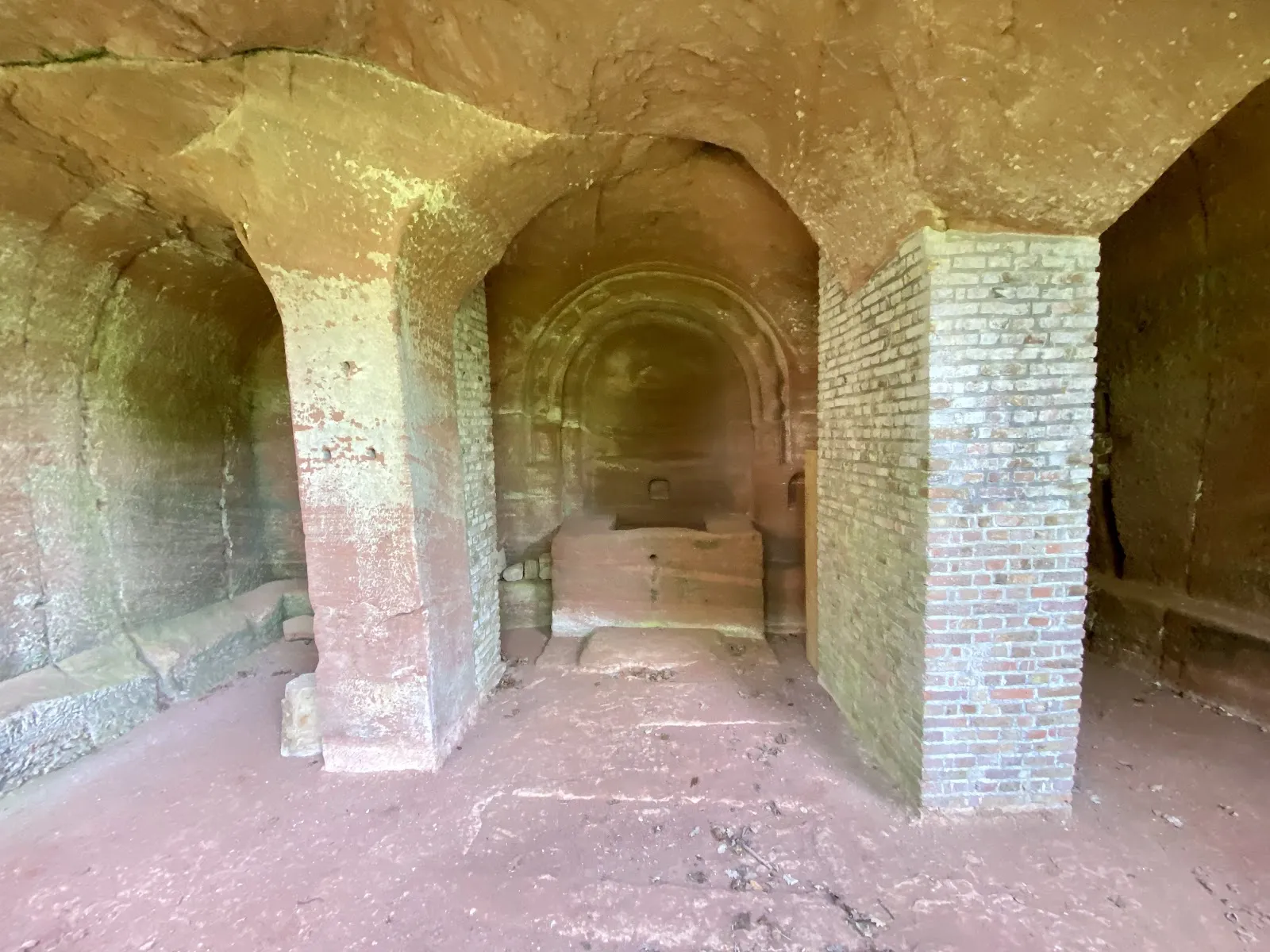 Вид на Скалу-Эрмитаж, монастырь, высеченный в скале, в Германии