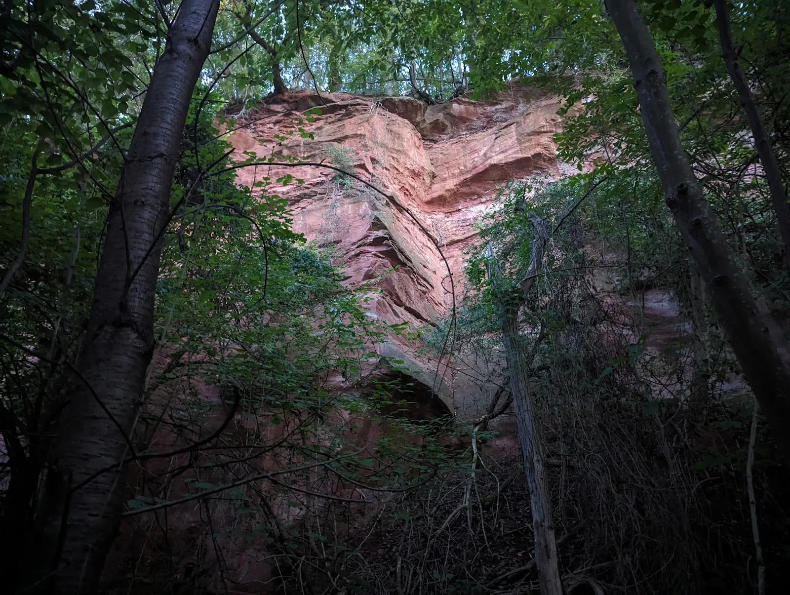 Вид на Скалу-Эрмитаж, монастырь, высеченный в скале, в Германии